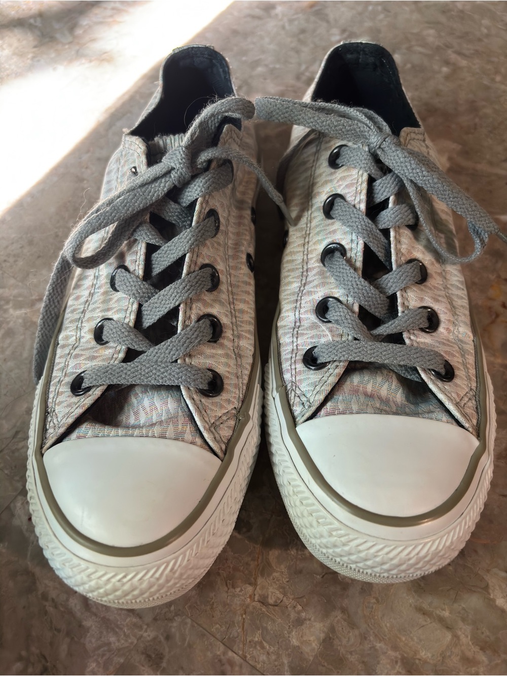 Converse Women’s Low-Top Sneakers in Gray Canvas Size 6